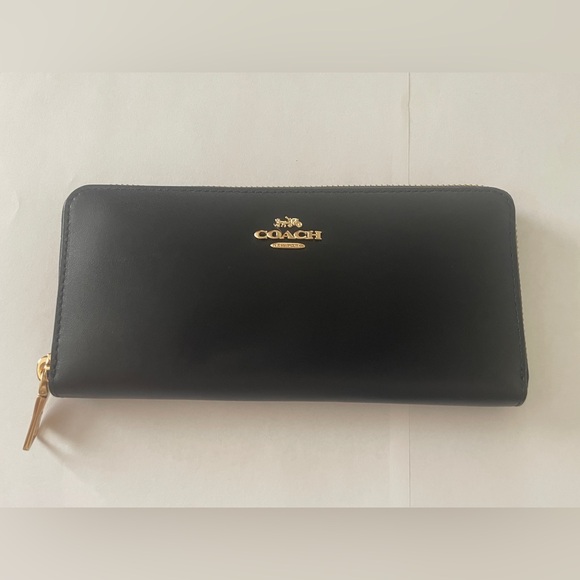 COACH Wallet - Picture 1 of 16